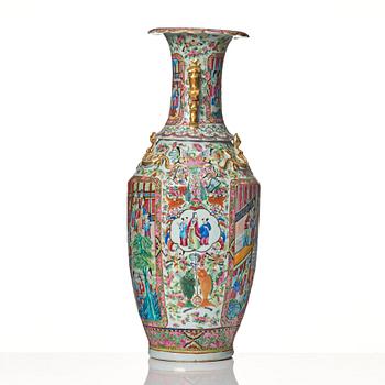 A large Canton famille rose vase, Qing dynasty, 19th Century.
