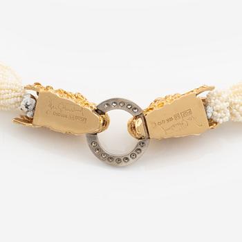 A pearl necklace with an 18K gold clasp set with round brilliant-cut diamonds.