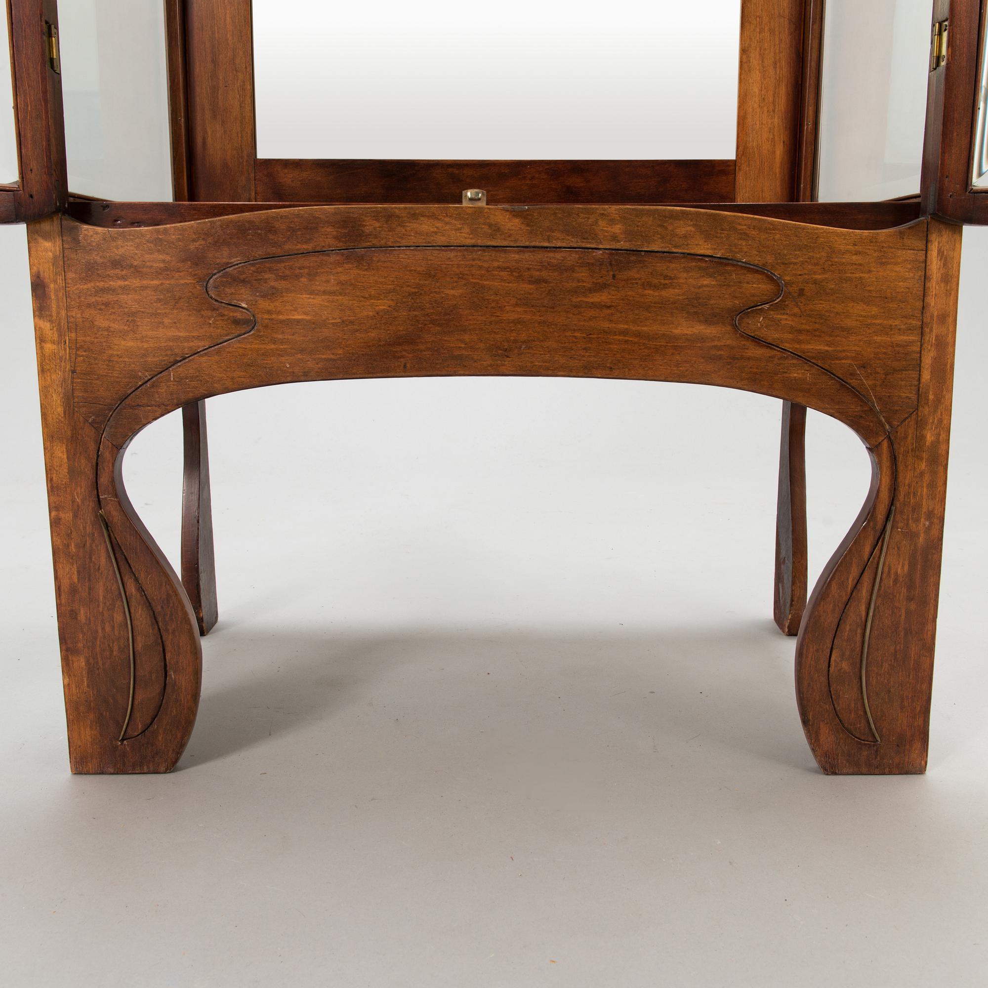 An Art nouveau display cabinet, France early 20th century.