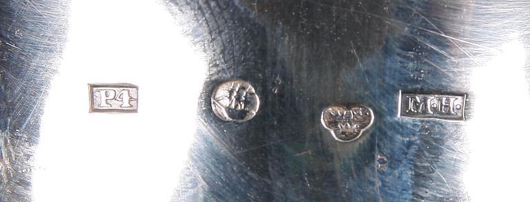 MJÖLK- RESP GRÄDDKANNA, 2 st, empire, Mattias Helén, Västervik resp Gustaf Folcker, Stockholm. 1845 resp 1844.