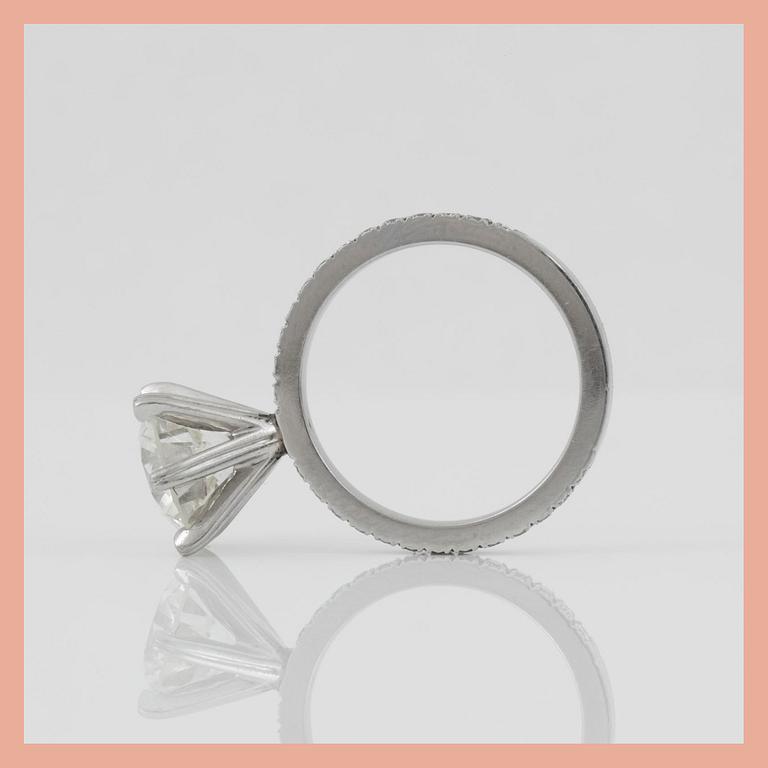 A brilliant-cut diamond ring. Center stone circa 2.00 cts, quality approximately K-L/VS.