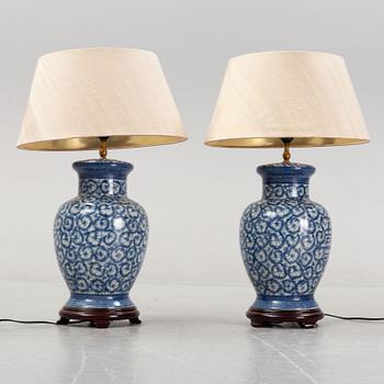 A contemporary pair of porcelain table lamps.