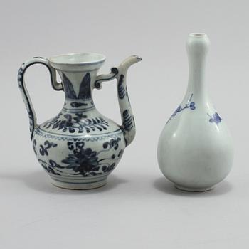 KANNA samt VAS, porslin, Kina, 1900-tal.