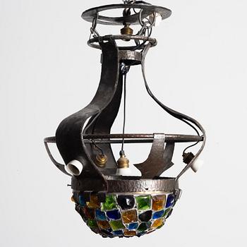 Taklampa, driven koppar, färgat glas, tidigt 1900-tal.