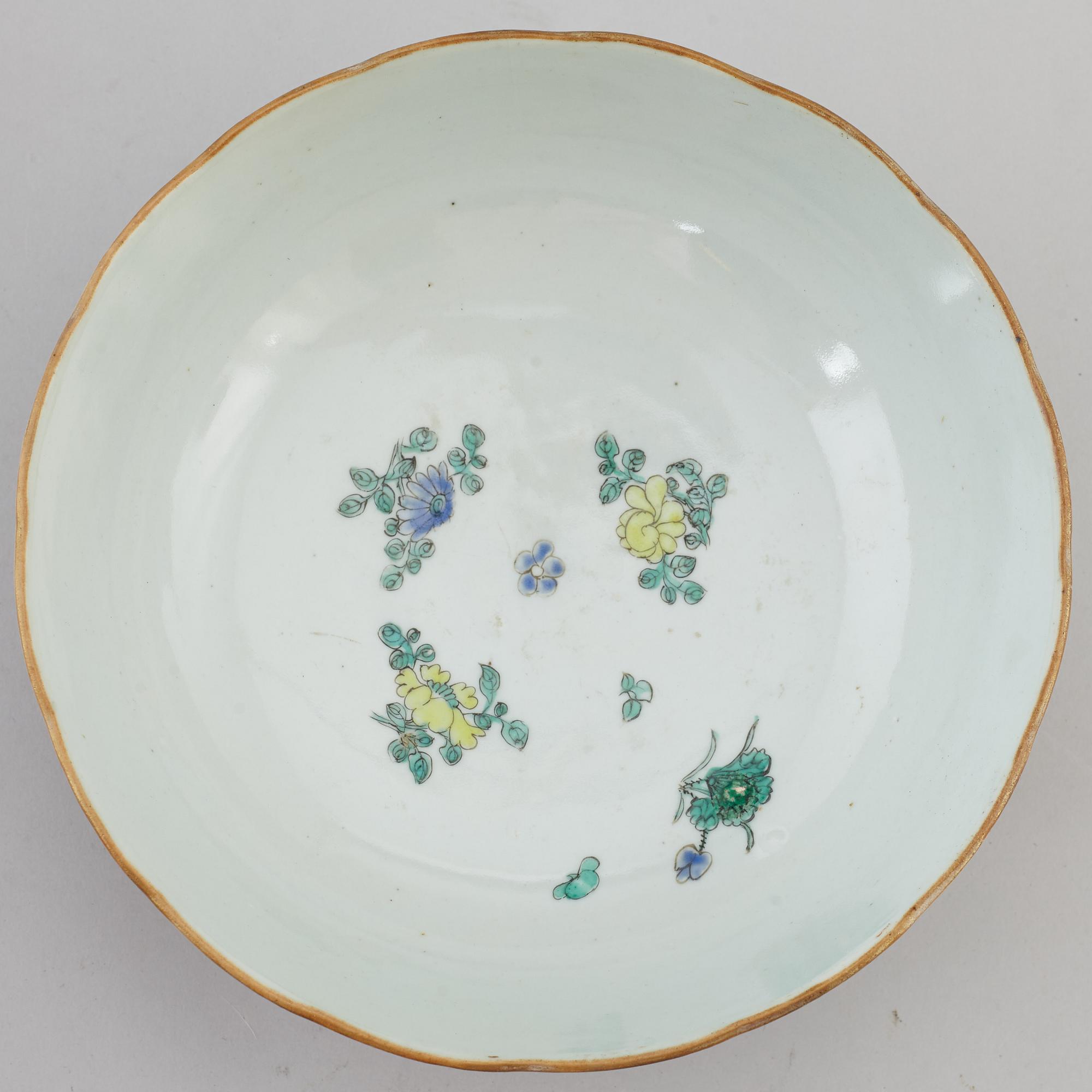 A Chinese famille rose bowl, early 20th century.