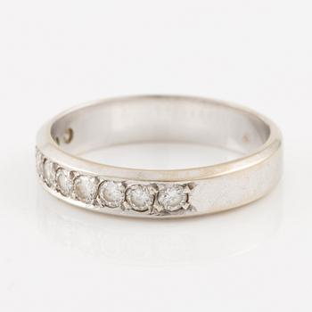 Ring 18K white gold set with round brilliant-cut diamonds.