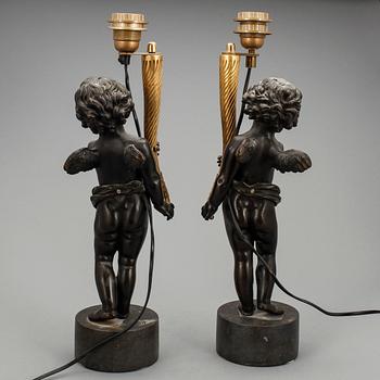 BORDSARMATURER, ett par, brons, Louis XVI-stil, 1900-tal.