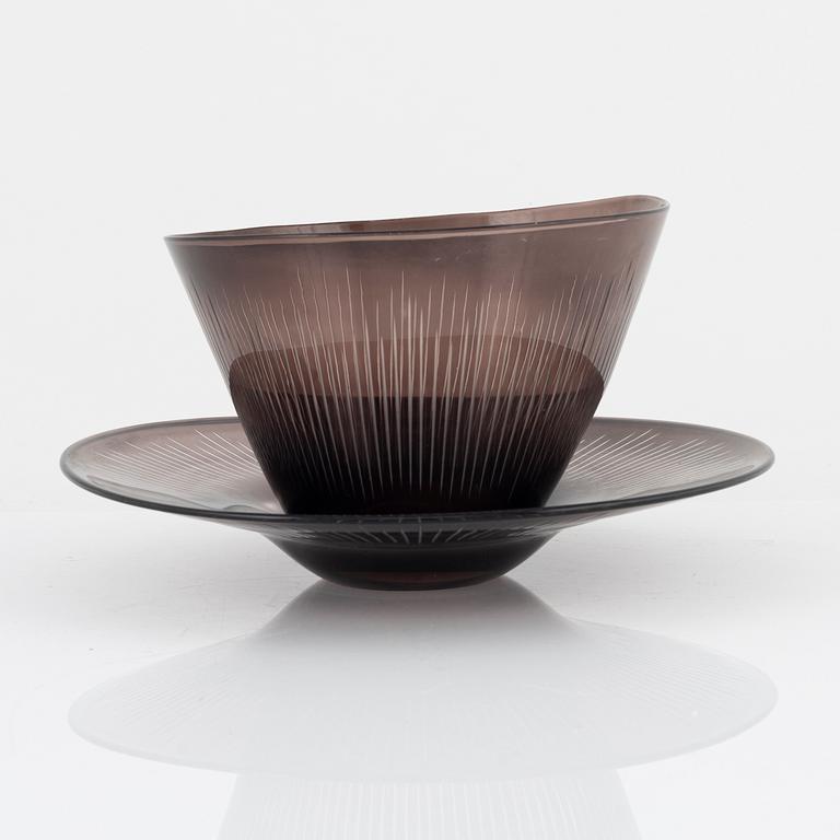 Vicke Lindstrand, bowl on plate, glass, Kosta, second half of the 20th century.