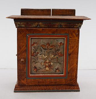 HÄNGSKÅP, allmoge, 1800-tal.