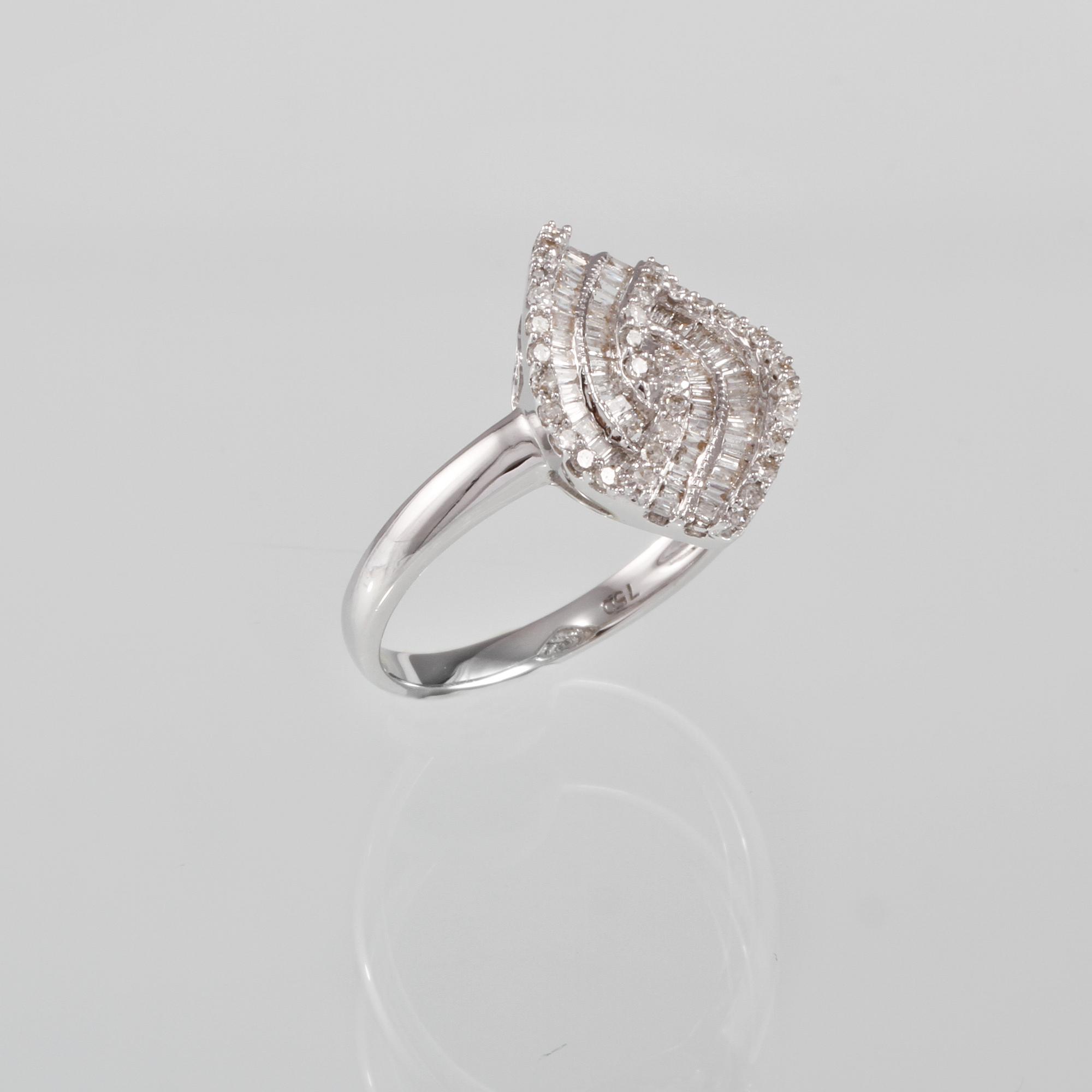 RING, 18k vitguld med briljant och baguettslipade diamanter, 0.41 ct. Vikt 3,0 g.