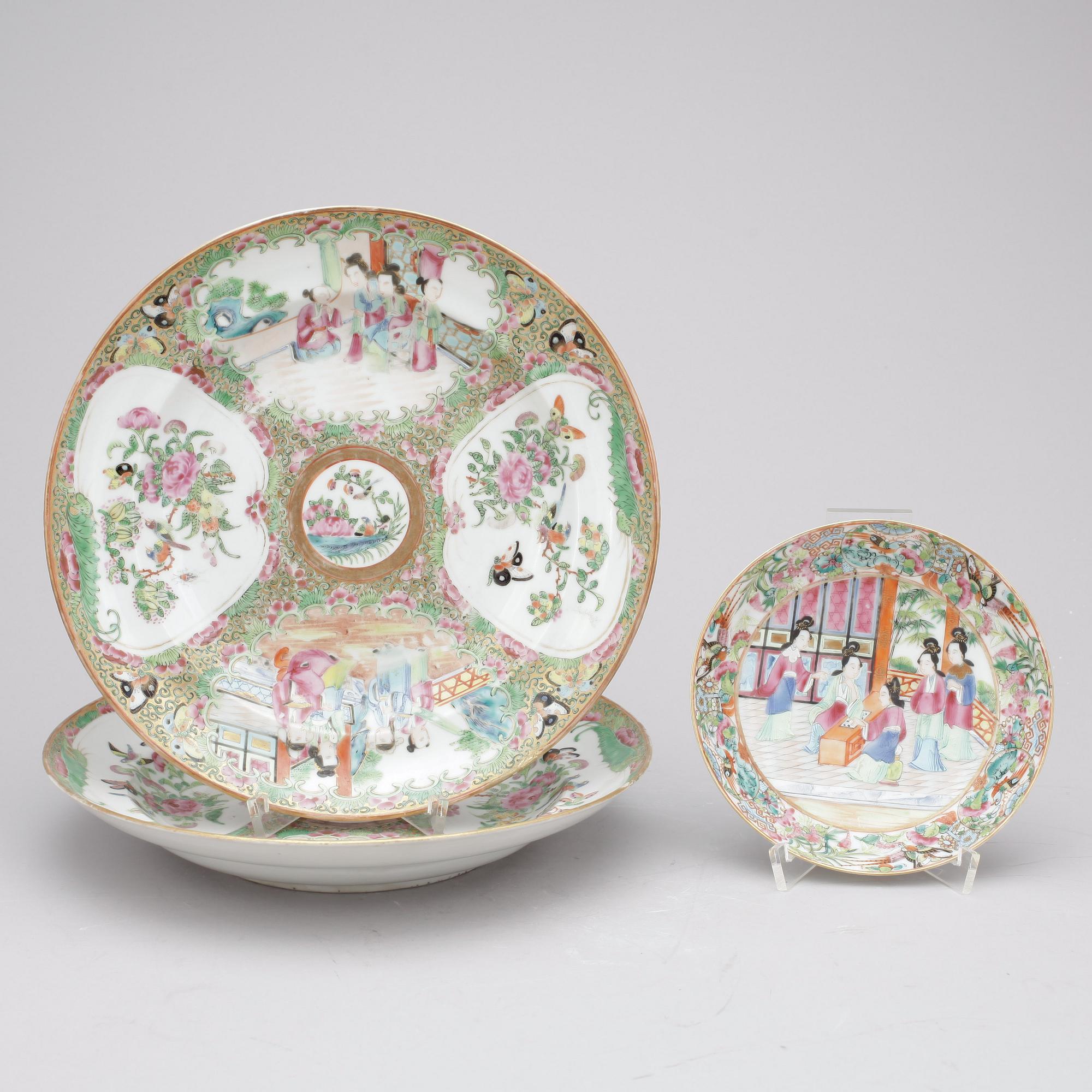 TALLRIKAR samt SKÅLFAT, 3 delar, porslin, Kanton, Kina, 1800-tal.