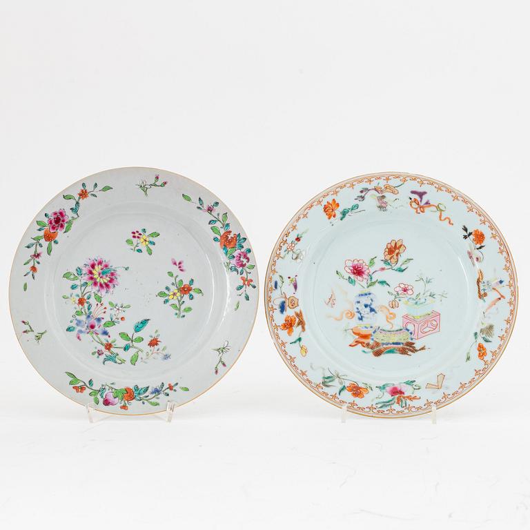 Tallrikar, sex stycken, porslin, Kina, Qingdynastin (Qianlong 1736-95) samt skålfat, Kina, 1800-tal.