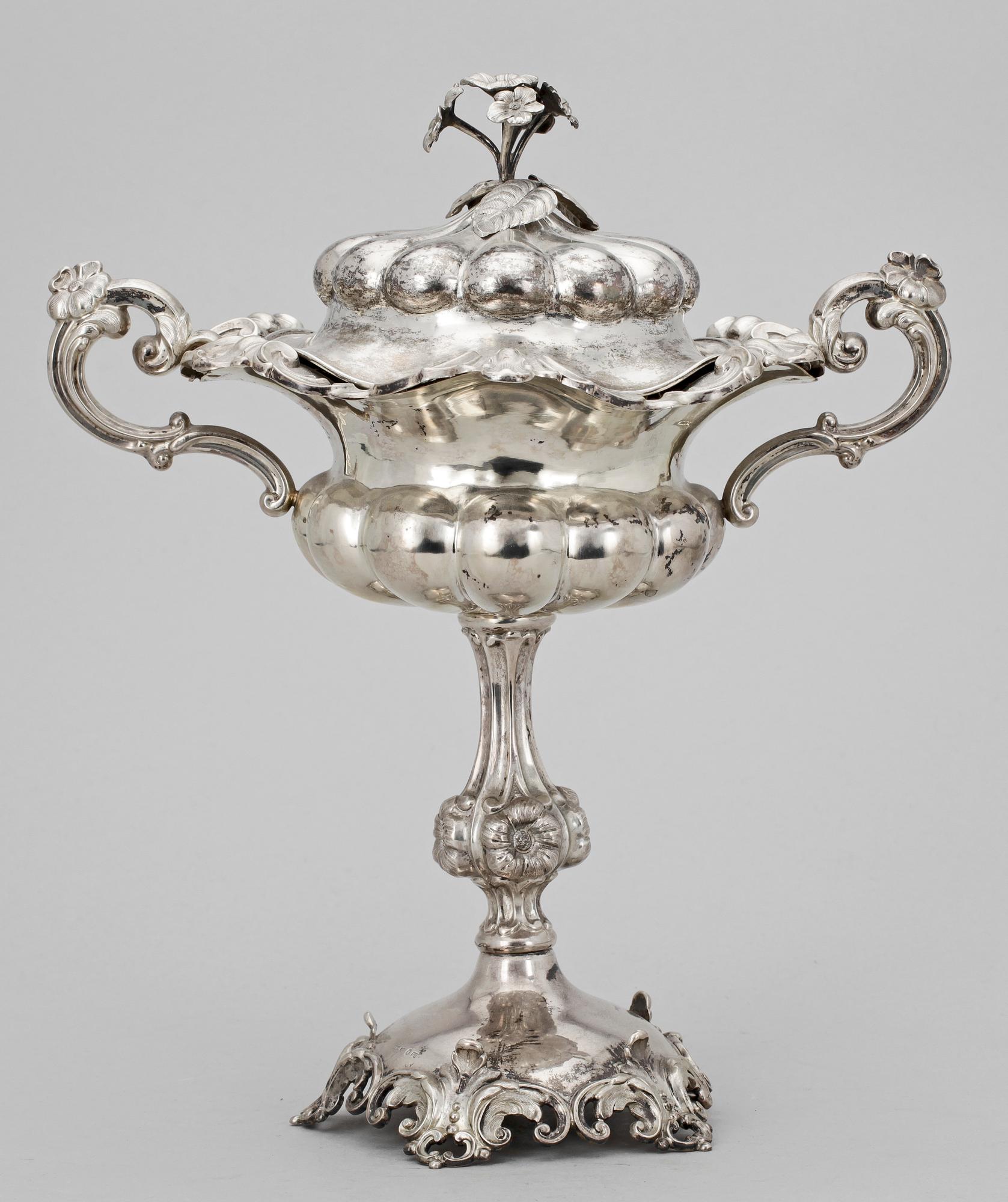 SKÅL PÅ FOT, nyrokoko, silver, Gustaf Möllenborg Feron, Stockholm 1865. Ca 680 g.