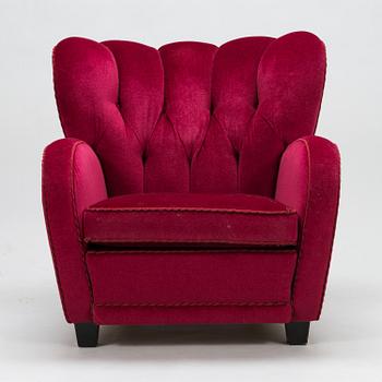 A mid-20th-century armchair.