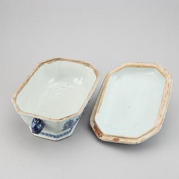 A blue and white tureen with cover, Qing dynasty, Qianlong (1736-95).