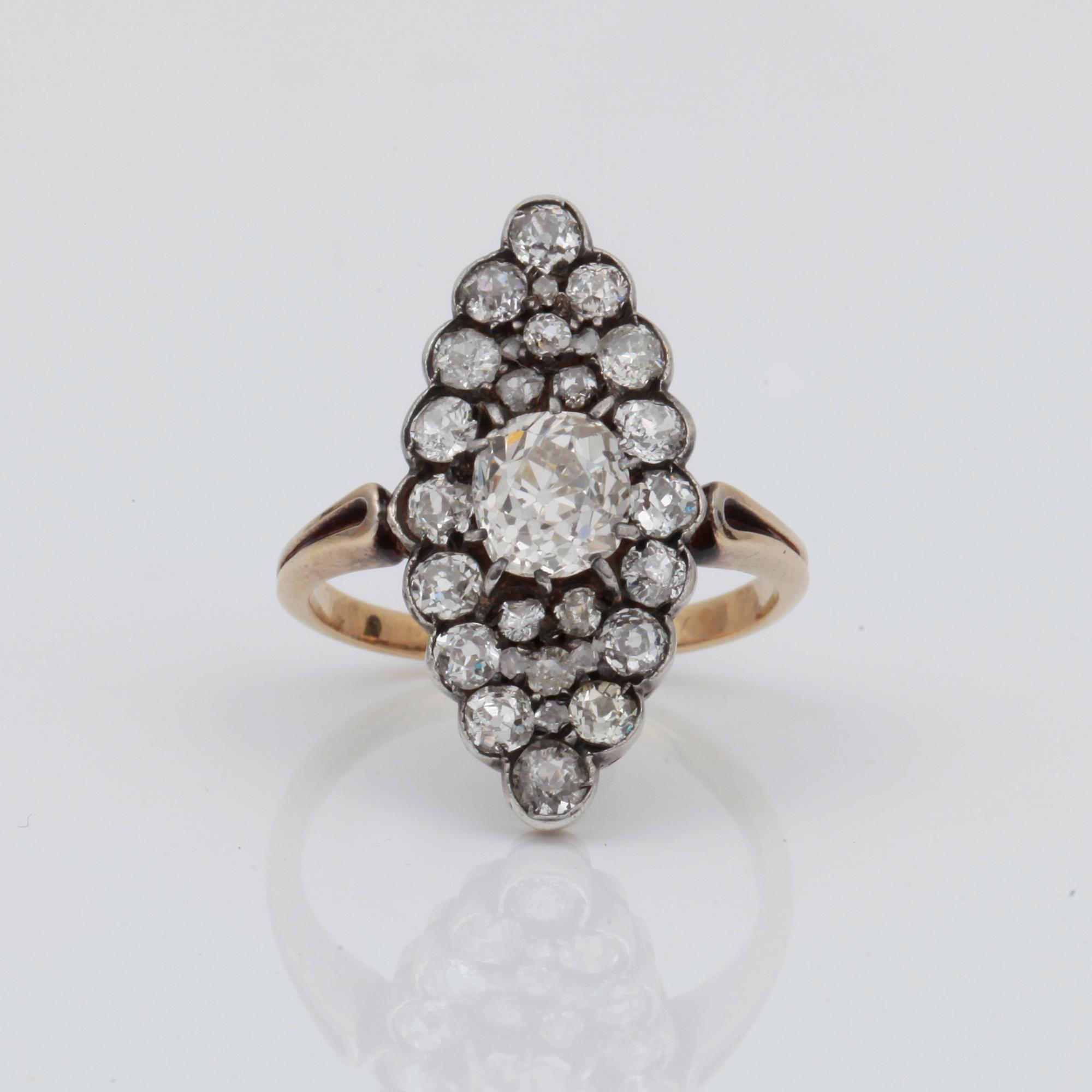 RING, navetteformad med olikslipade diamanter, totalt ca 3ct.