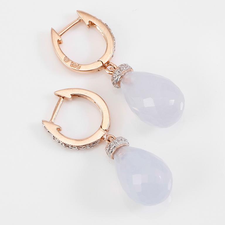 ÖRHÄNGEN, 1 par, 14K roséguld, kalcedoner och diamanter.