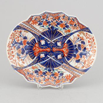 A Japanese porcelain dish, 19th century.