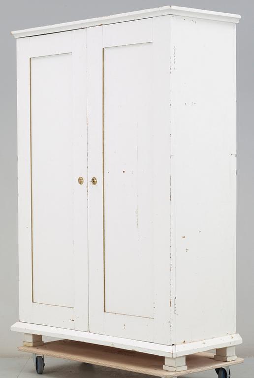 KLÄDSKÅP, delvis 1800-tal.