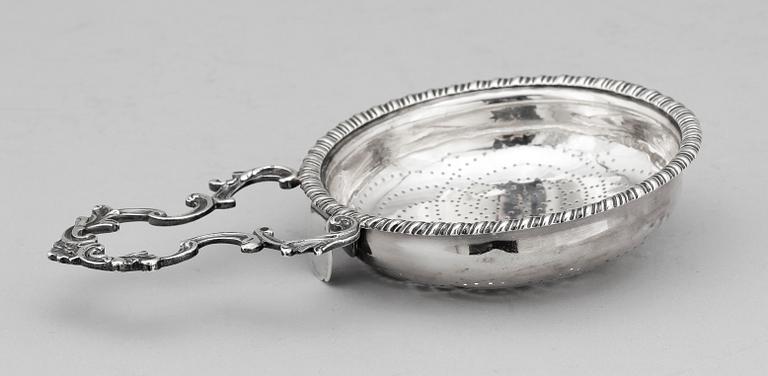 TESIL, silver, delvis otydl stämplar, London, troligen 1760-tal. Vikt ca 100 gram.