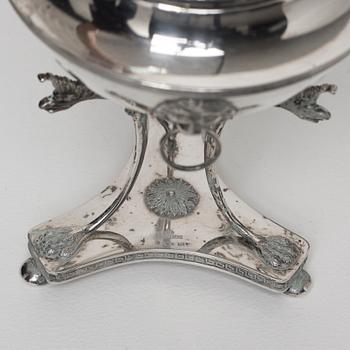 SOCKERSKÅLAR PÅ FOT, ett par, silver, empirestil, CG Hallberg, Stockholm 1916. Vikt tot ca 1100 gram.