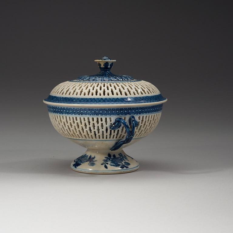 A blue and white basket with cover, Qing dynasty Jiaqing (1796-1820).