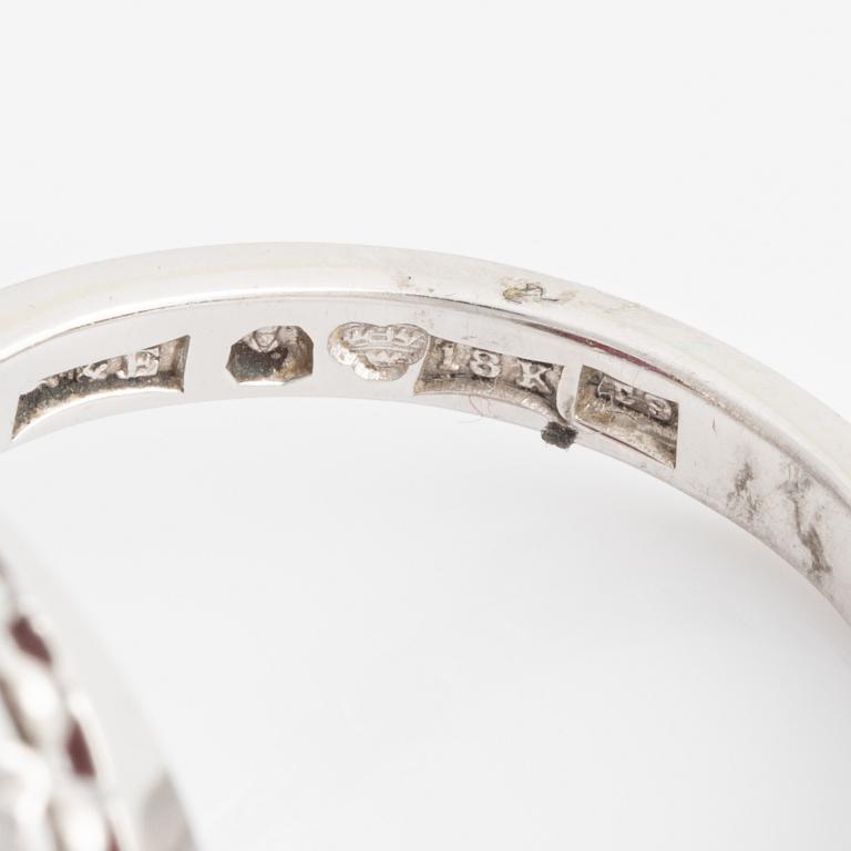 Ring, 18K vitguld med cabochonslipad rubin och briljantlipade diamanter.
