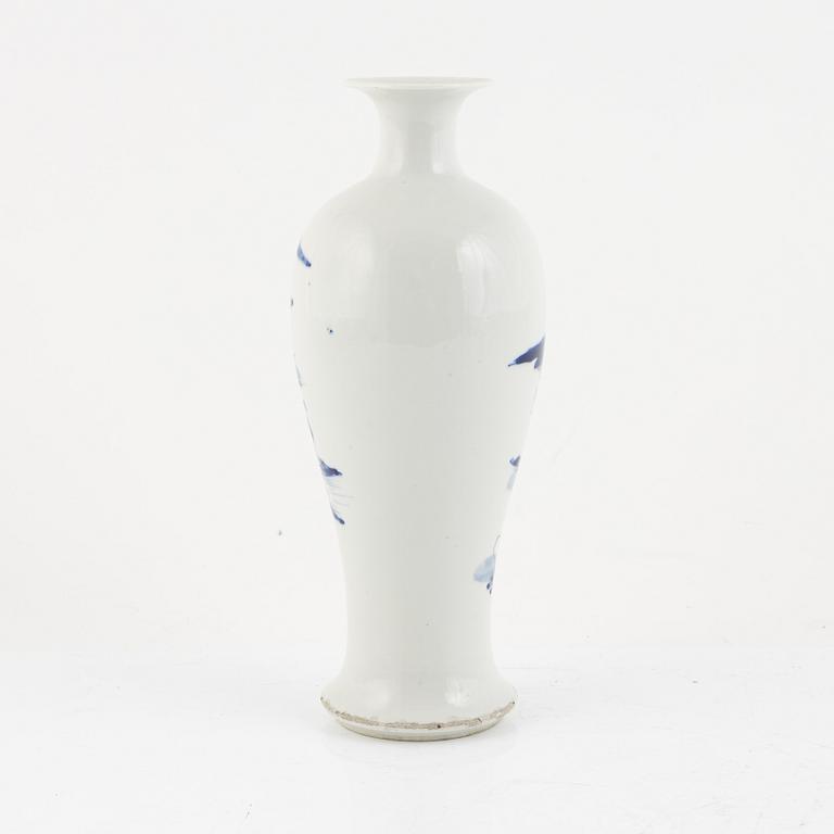 A blue and white porcelain vase, China, Qing dynasty, 19th century.