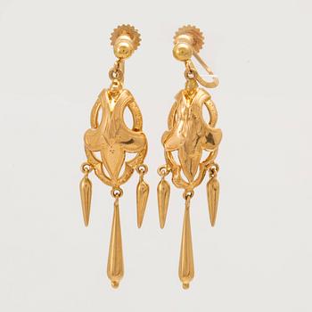 A pair of 18C gold earrings around 1900 weight 3,0 grams length 5 cm.