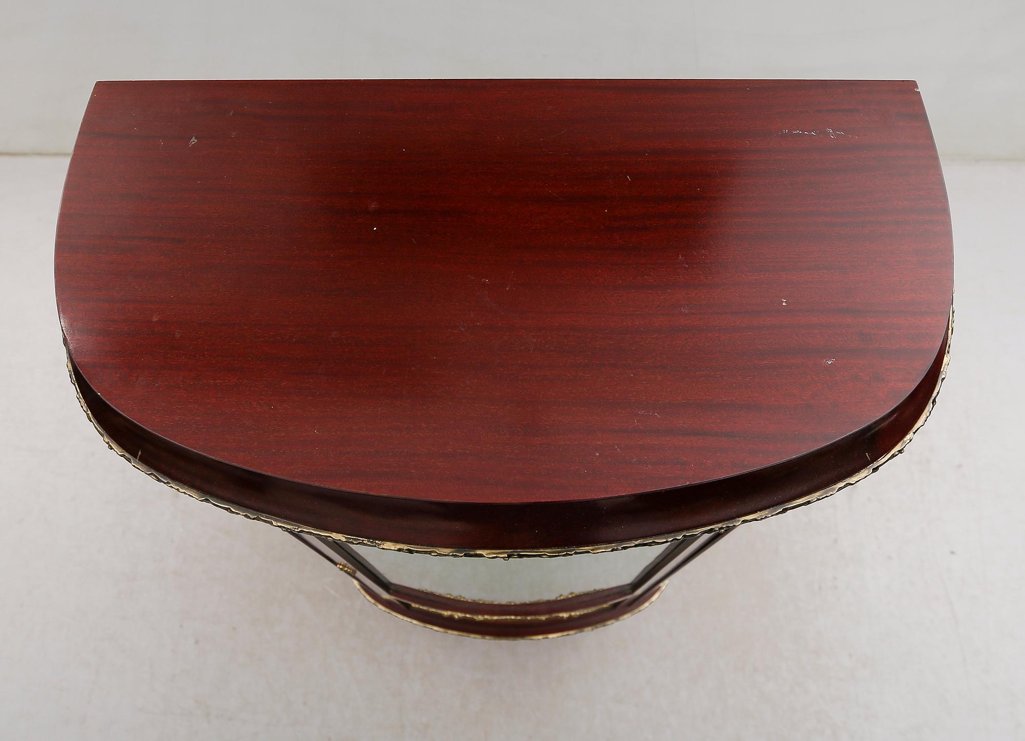 VITRINSKÅP, 1900-talets andra hälft.