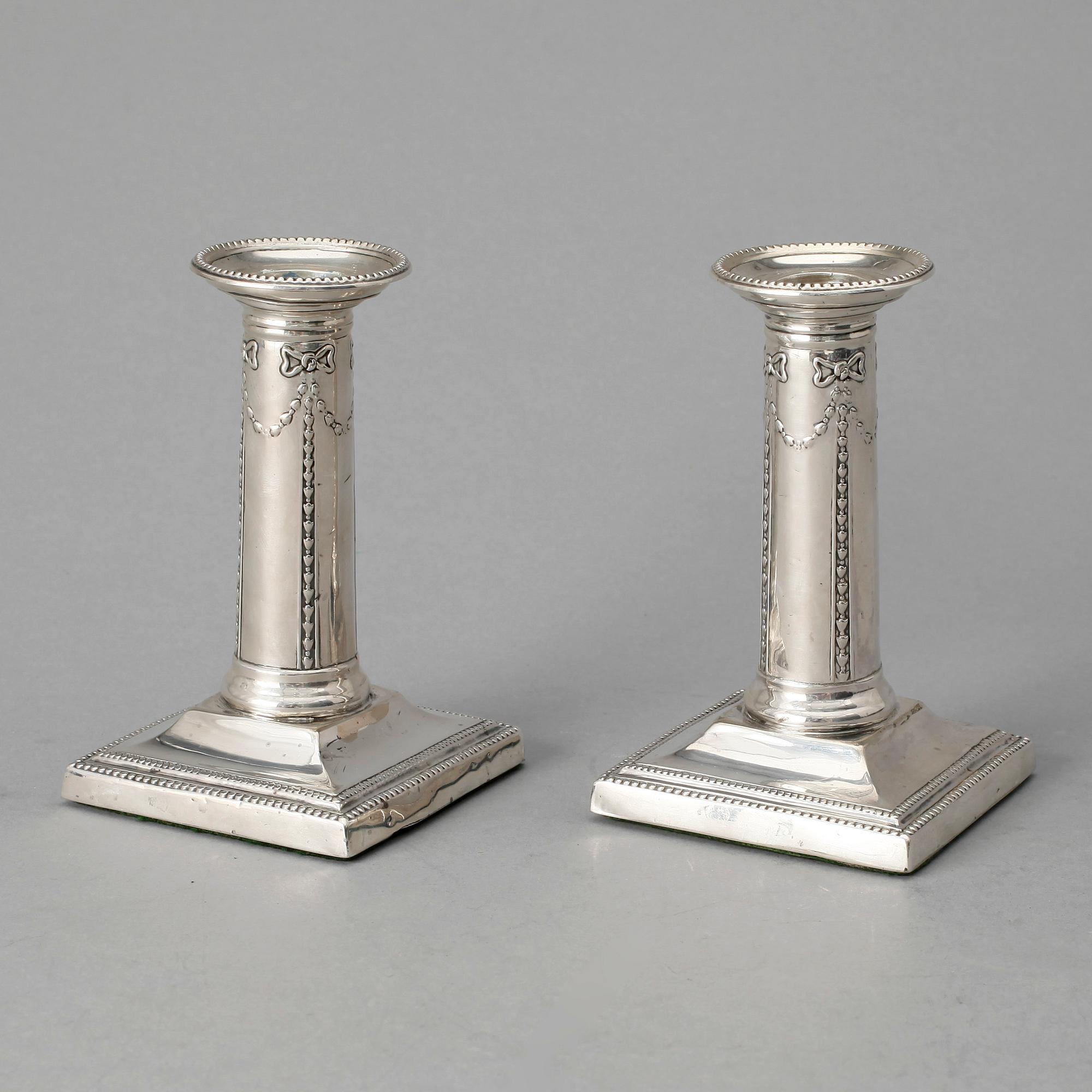 LJUSSTAKAR, 2 st, silver, Sheffield, 1894. Tot vikt 407 gram (inklusive fylld fot).