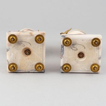 Prydnadsurnor, ett par, omkring år 1900.