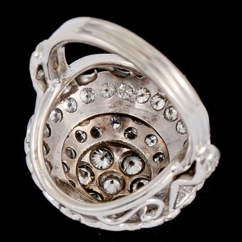RING, 14k vitguld med 63 briljantslipade diamanter, tot ca 4.7 ct, 2000-tal. Vikt 11 g.
