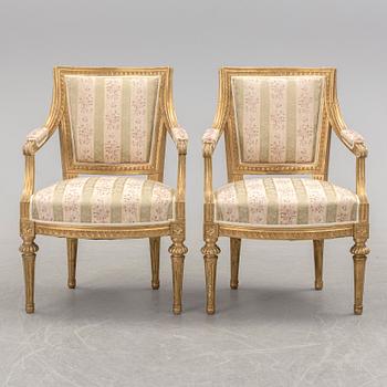 KARMSTOLAR, ett par, gustaviansk stil, 1900-talets första hälft.