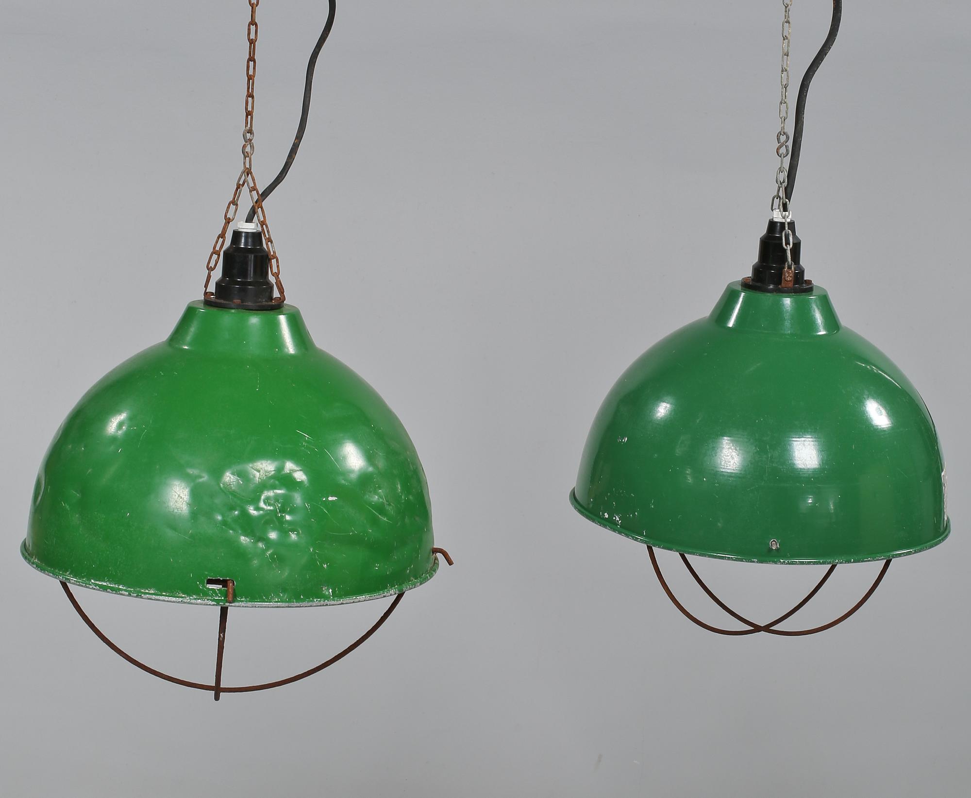 INDUSTRILAMPOR, 2 st snarlika 1900-talets andra hälft. Höjd ca 45-48 cm.