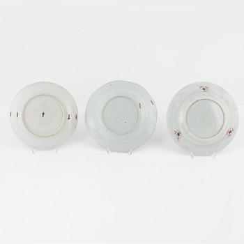 Tallrikar, 7 st, samt stekfat, Kina, Qingdynasti, 1700-1800-tal.