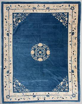 A Chinese rug, old. Circa 360x277 cm.