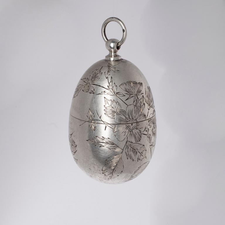 DEKORATIONSÄGG, silver, märkt А.Л (A.L) S:t Petersburg 1882-1899. Tot. vikt 126,5 g.