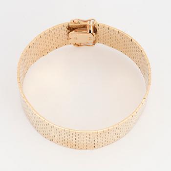 An 18k gold bracelet.