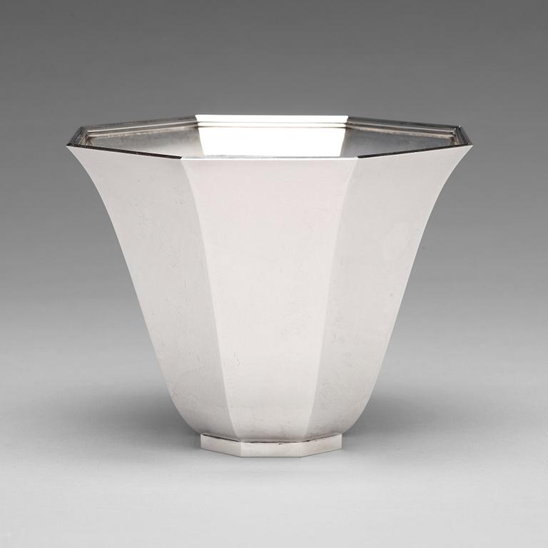 Wiwen Nilsson, an octagonal bell shaped sterling bowl, Lund 1964.