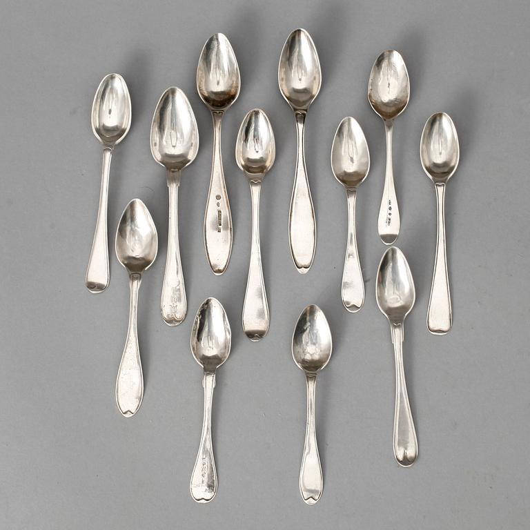 TESKEDAR, 12 st, silver, 1700-1800-tal. Bl a D. Schwart, Karlskrona, 1803. Tot vikt 170 gram.