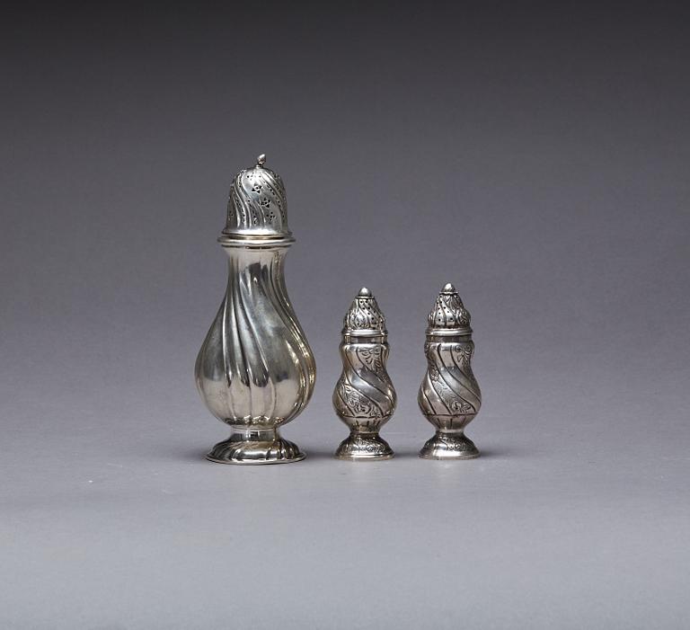 SOCKERRUSKA, SALT- och PEPPARSTRÖARE, silver, svenska importstämplar samt Danmark 1900-talets andra hälft, vikt ca 250 g.