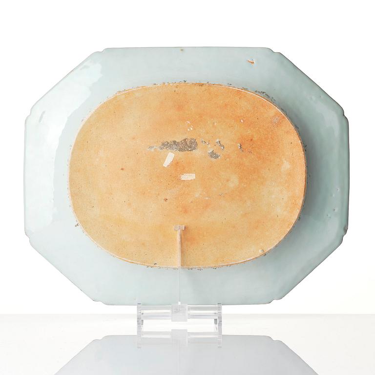 Stekfat, porslin. Qingdynastin, Qianlong (1736-95).