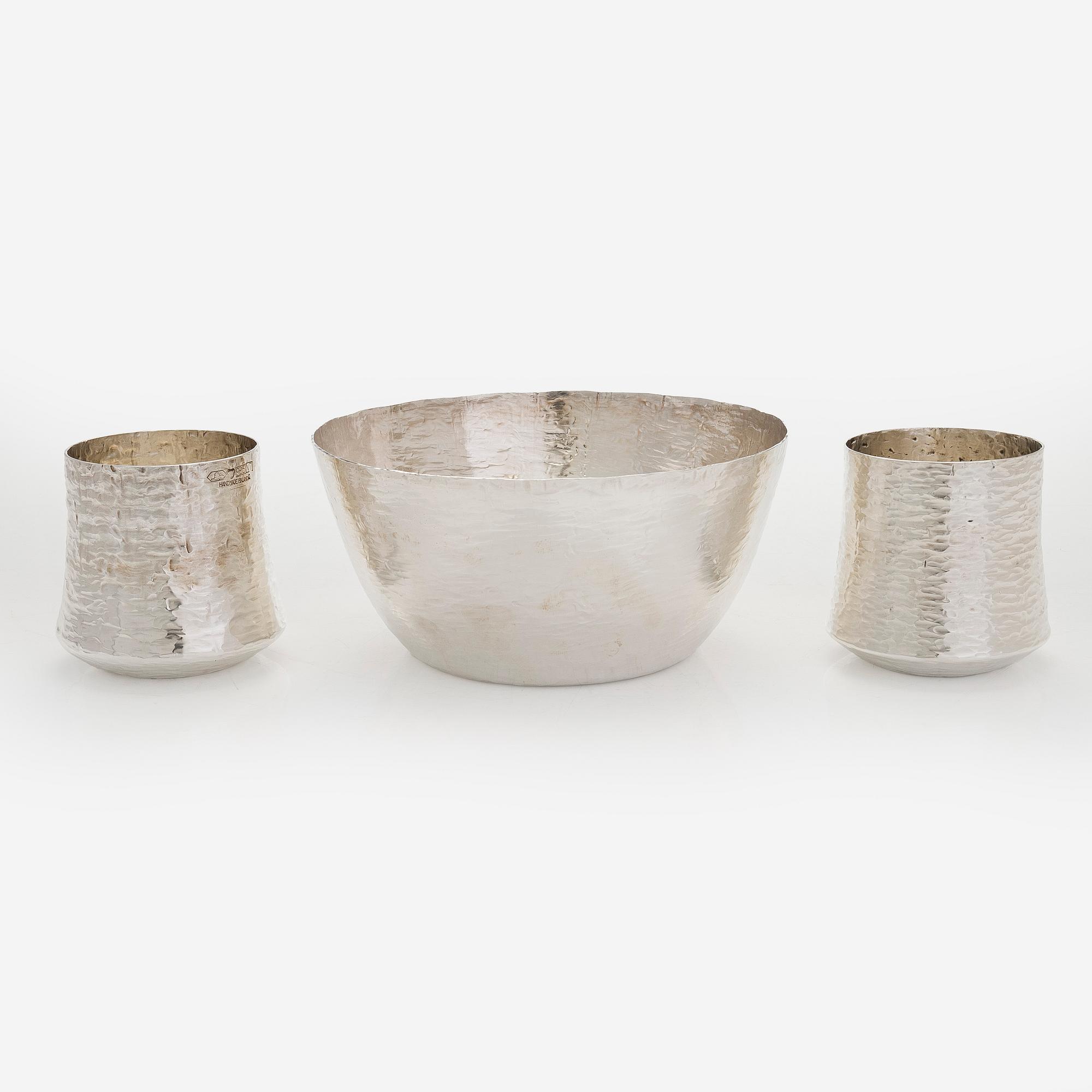 Tapio Wirkkala, malja ja pikareita 2 kpl, sterlinghopeaa, Kultakeskus Hämeenlinna, 1970, 1974 ja 1979.