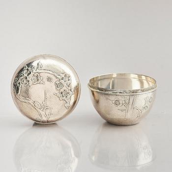 A Japanese five-piece silver garniture, Asahi, early 20th century.