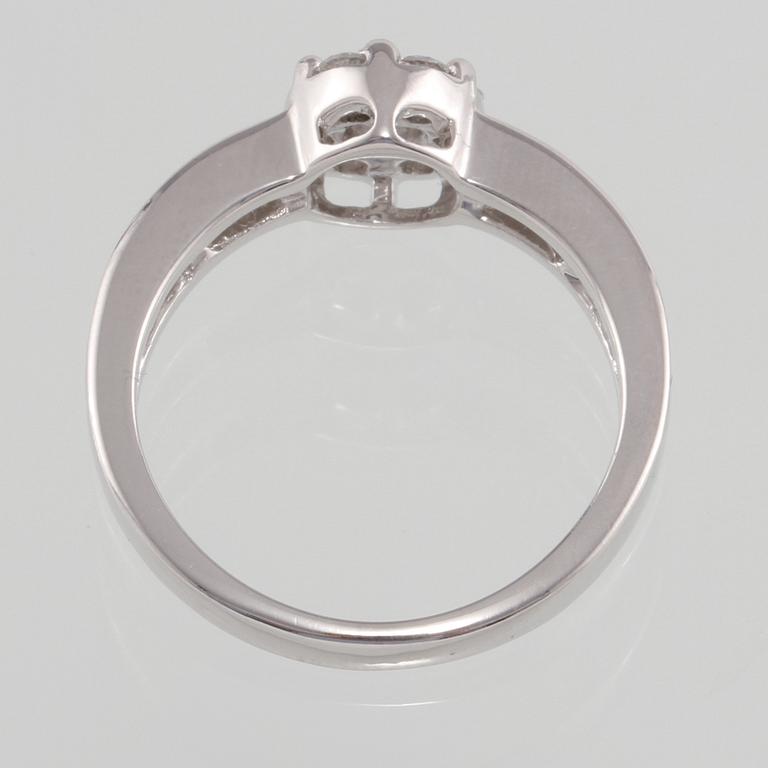 RING, 18k vitguld med briljantslipade diamanter 0.75 ct, Iduna, Varberg. Vikt 4,8 g.