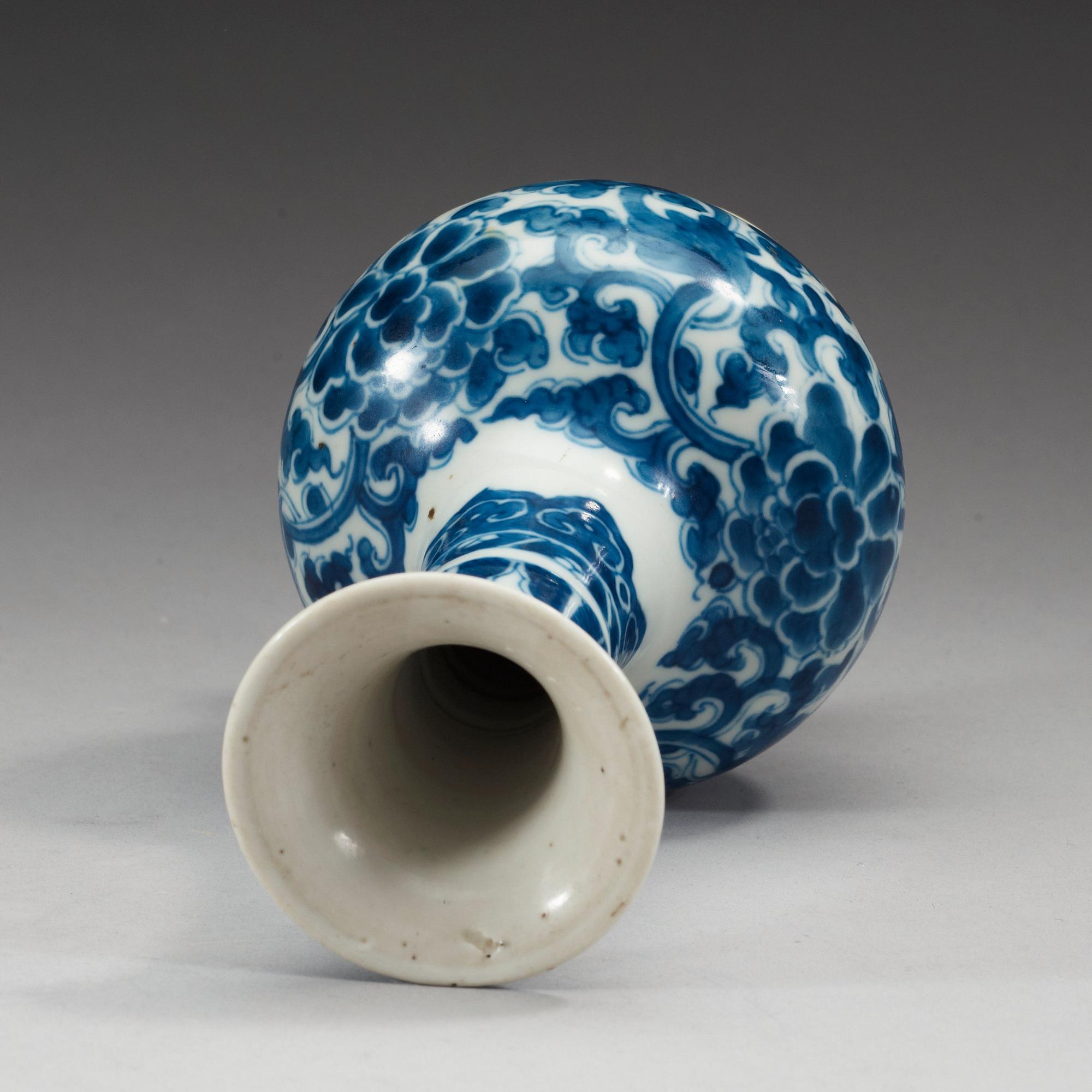 A blue and white vase, Qing dynasty, Kangxi (1662-1722).