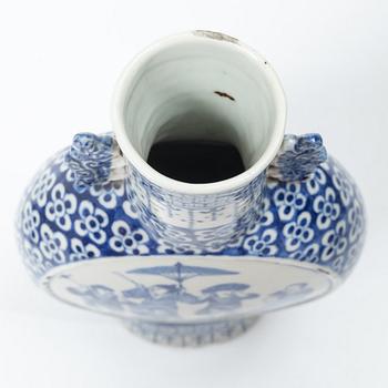 A Chinese blue and white porcelain moonflask and two jars, Qing dynasty, 18/19th century.