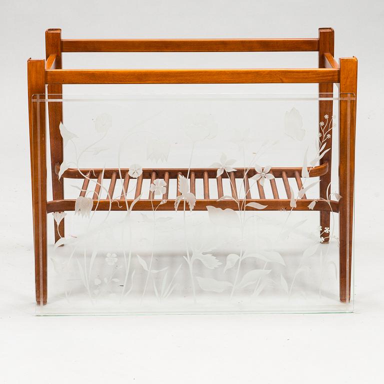 A mid-20th century coffee table / side table.