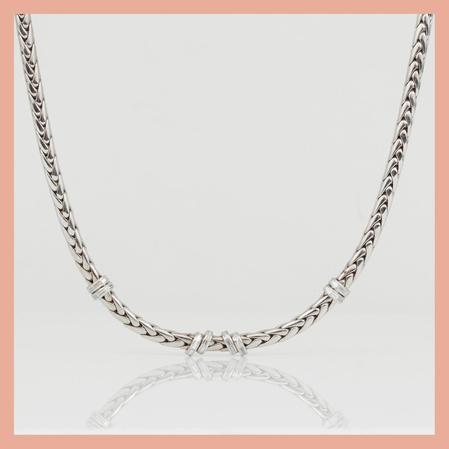 COLLIER med baguettslipade diamanter totalt 1.03 ct.